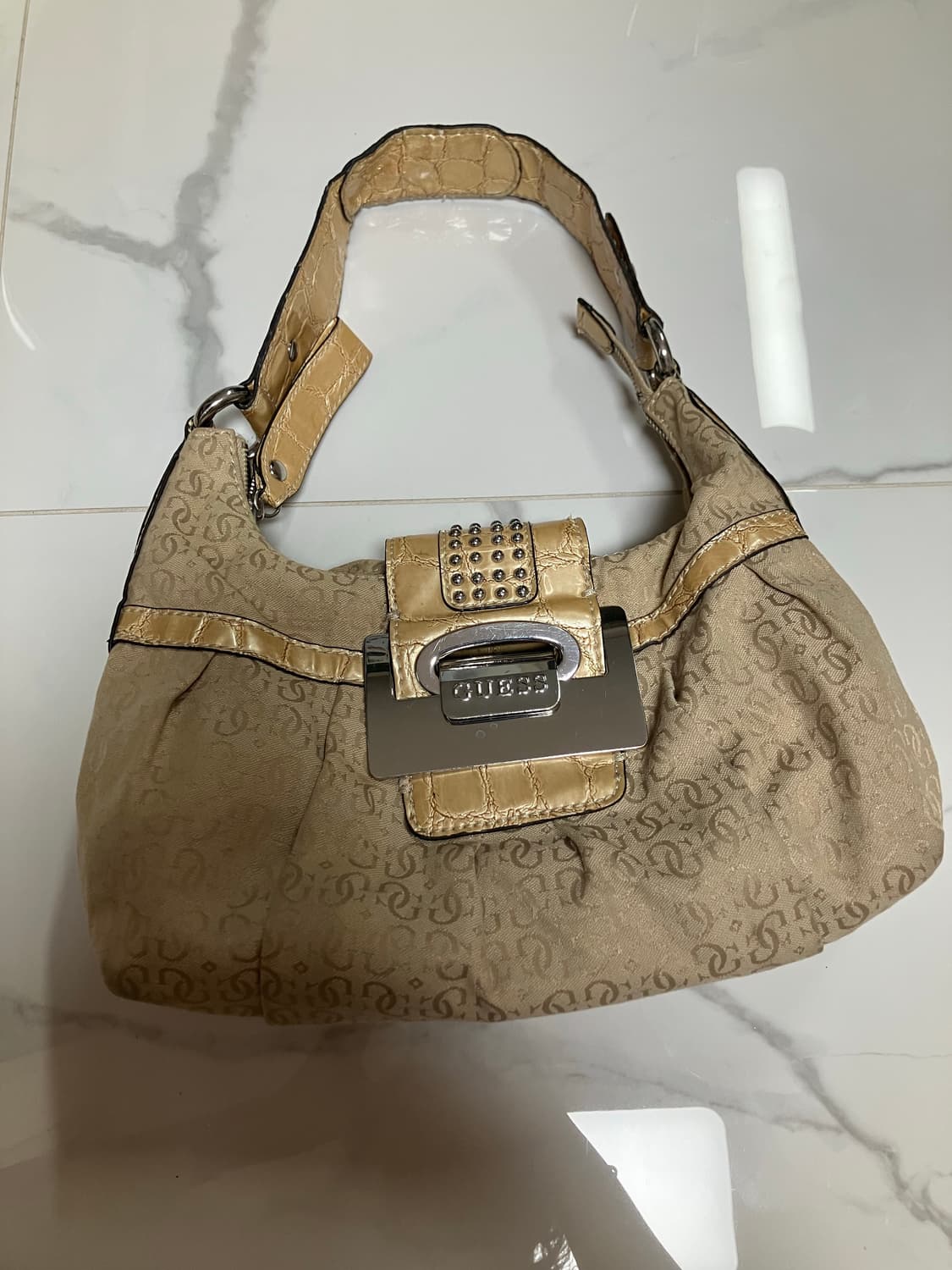 게스 2000s Y2K 숄더백 모노그램 골드 상품이미지2