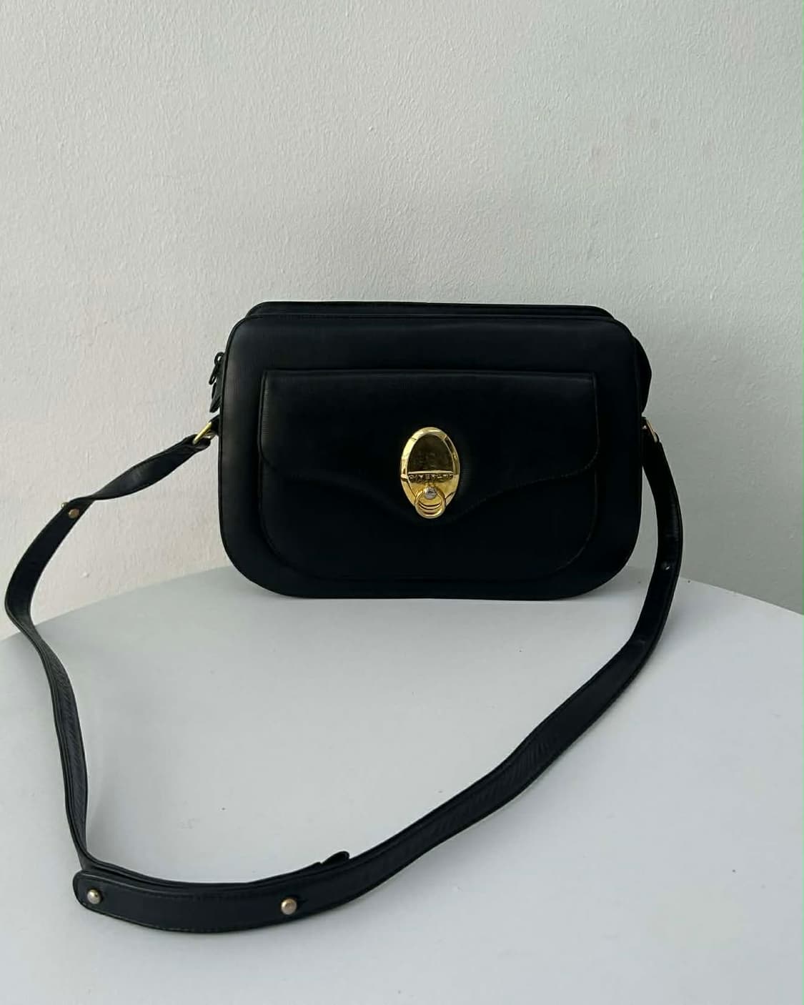 지방시 빈티지 금장 오벌 락 가죽 숄더 크로스백 상품이미지1