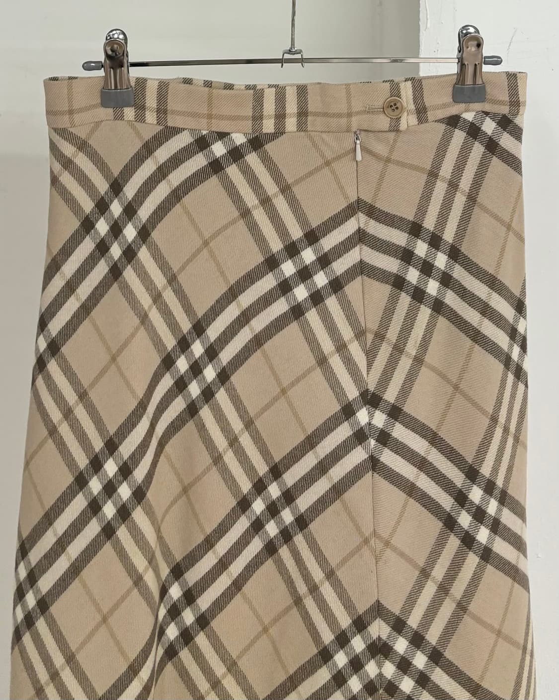 버버리 런던 베이지 노바체크 미디스커트  상품이미지5