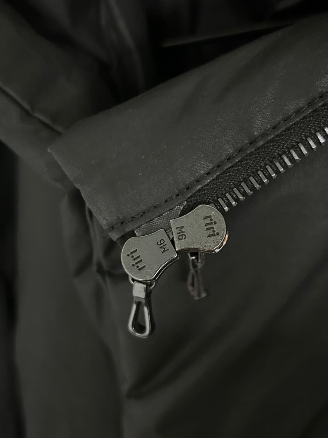 카즈유키 쿠마가이 사선 하이넥 다운 자켓 상품이미지9