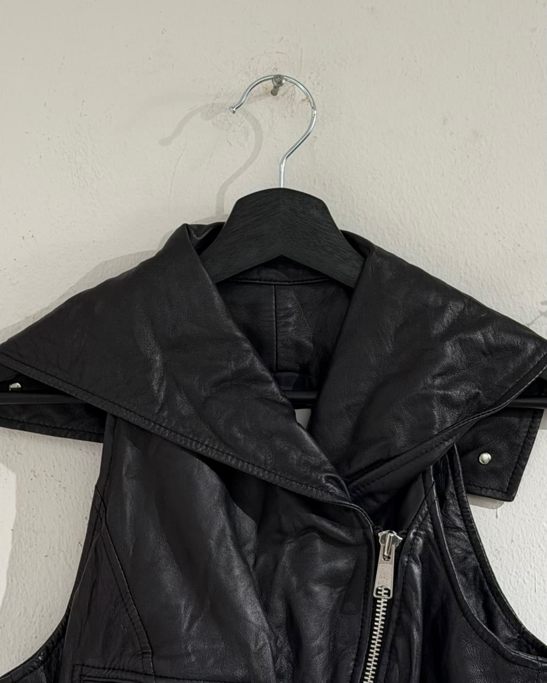 장 폴 고티에 블랙 램스킨 크롭 베스트 자켓 상품이미지4