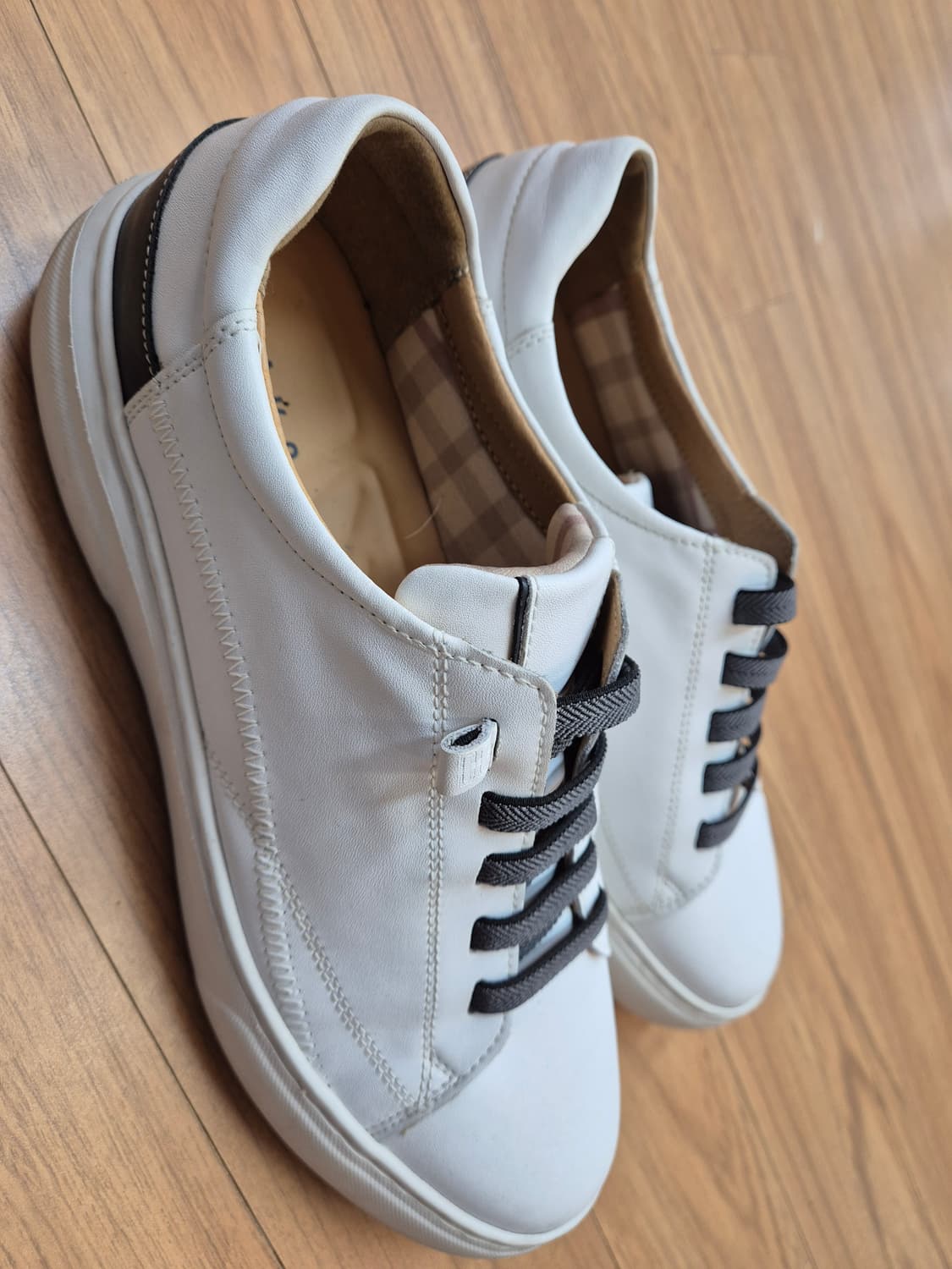 닥스 흰색 가죽 스니커즈 275mm입니다. 흰색 스니커즈라 전체적으로 사 상품이미지2