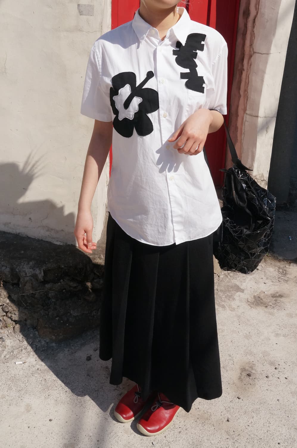 꼼데가르송 블랙 플라워 패치 반팔 셔츠 상품이미지1