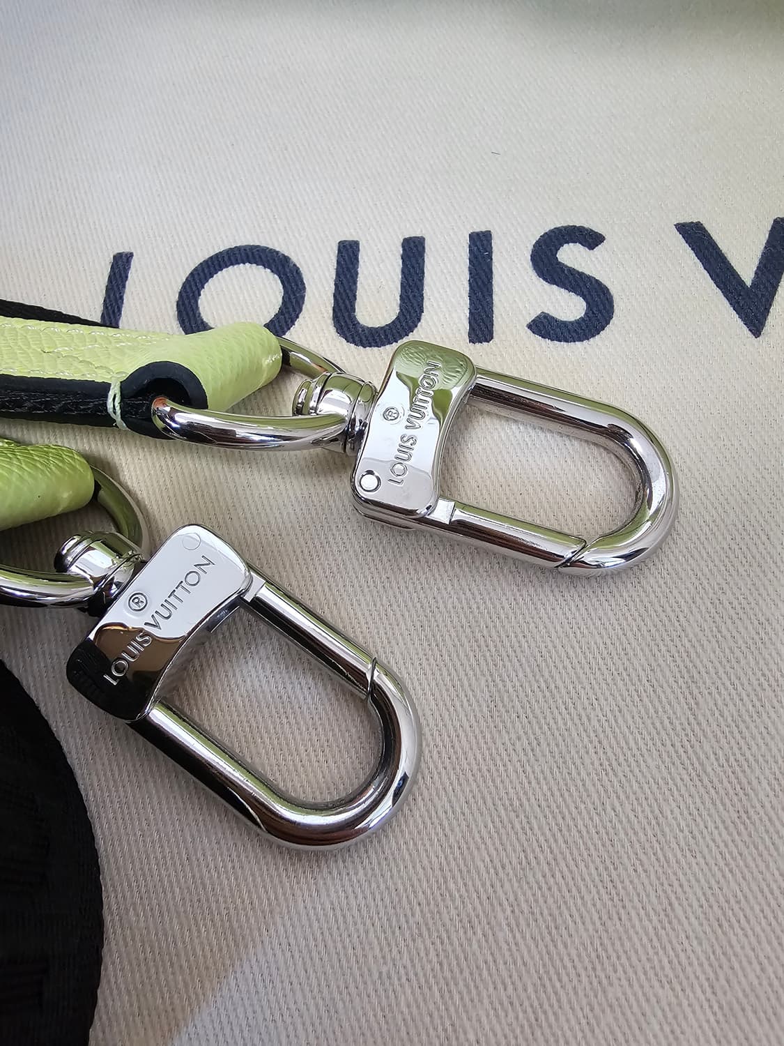 루이비통 타이가 키폴25 반둘리에 레몬형광 신형 26ss 상품이미지8