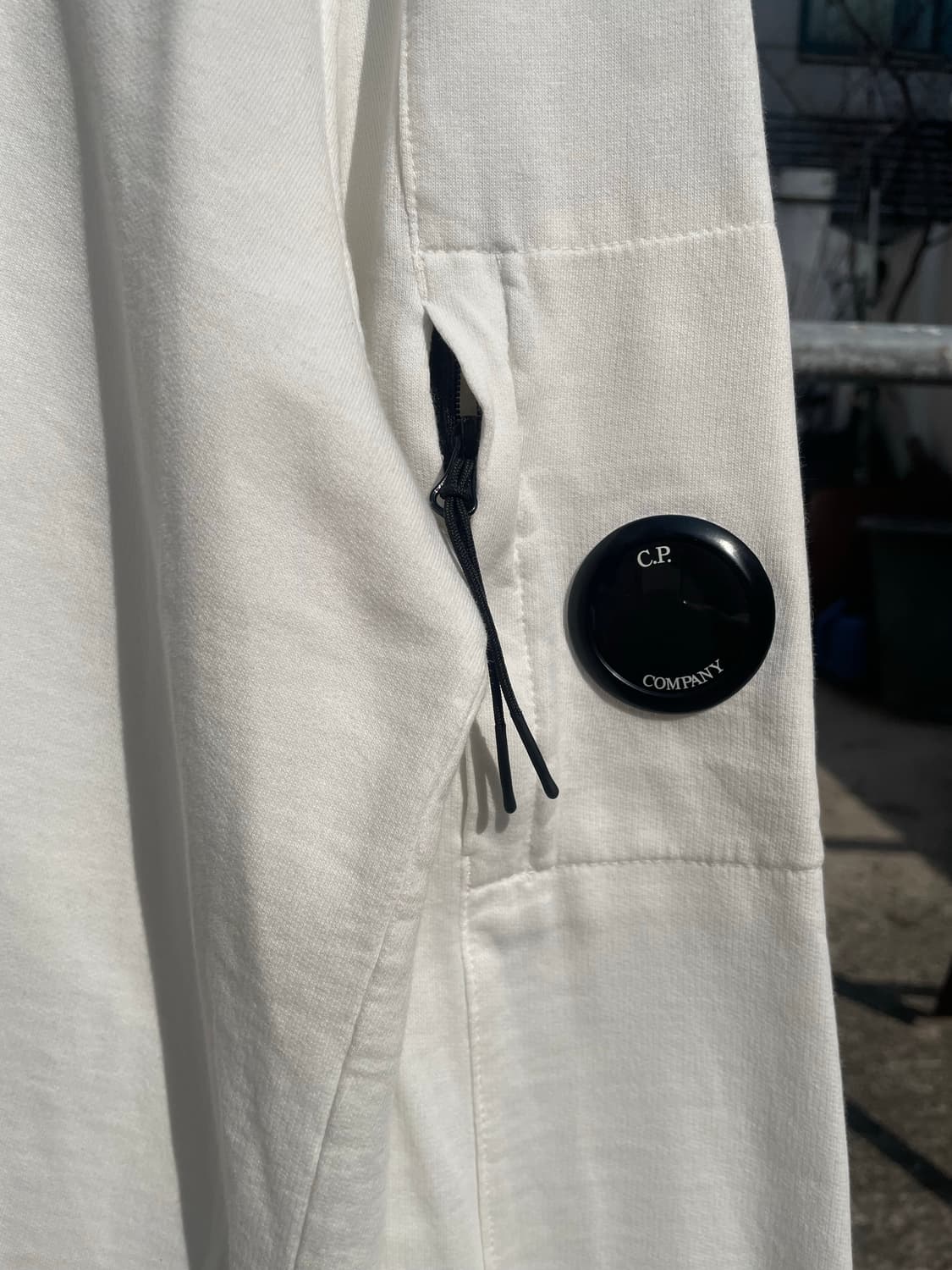 cp컴퍼니 렌즈 포켓 화이트 스웻셔츠  상품이미지3