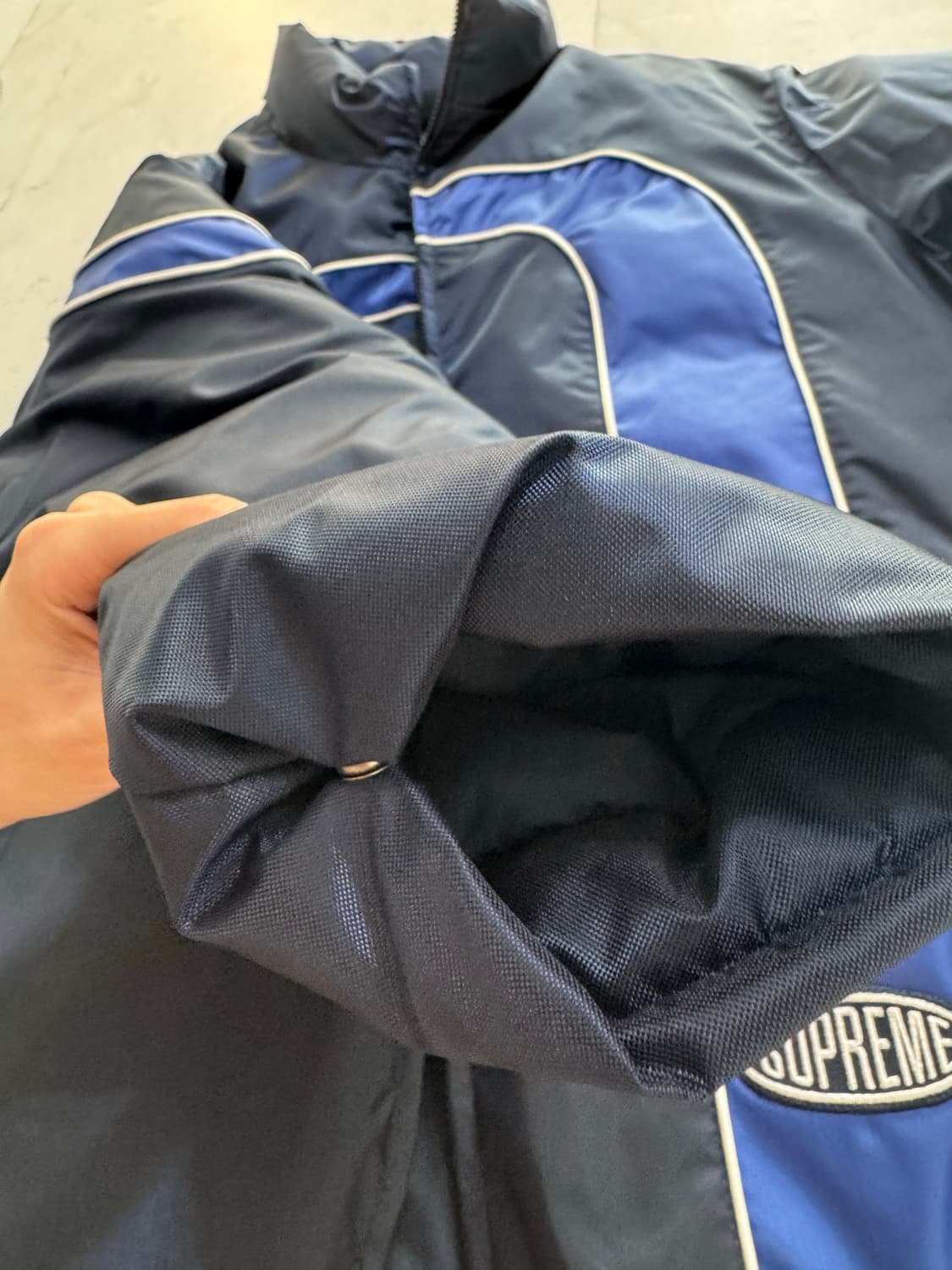 슈프림 스트라이프 퍼퍼 자켓 네이비 - 23SS 상품이미지7
