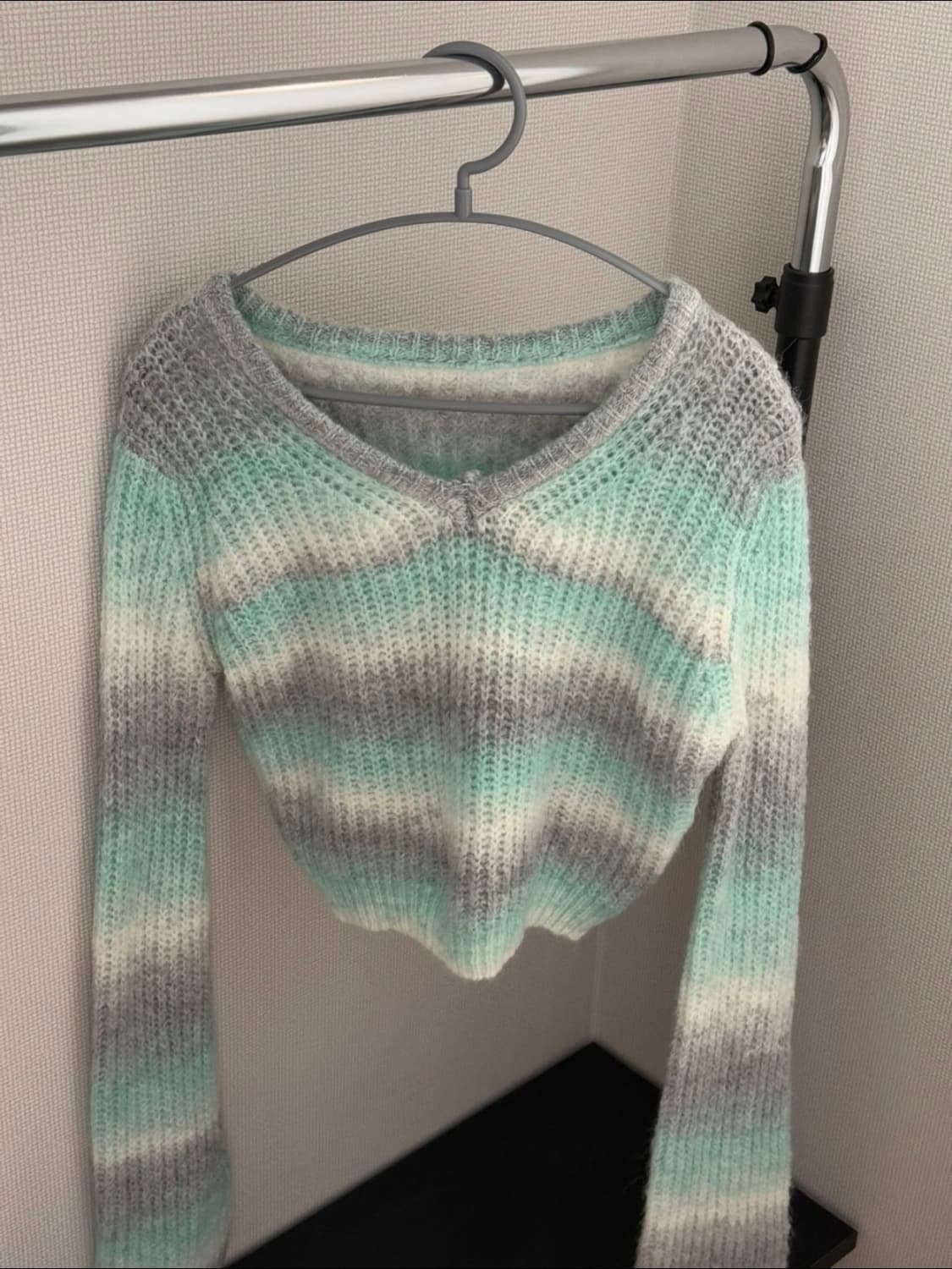 릿킴 민트그레이 스트라이프 브이넥 크롭 니트 상품이미지1