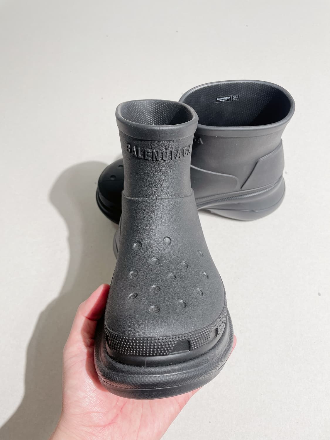 (정품/새상품) BALENCIAGA 발렌시아가 X 크록스 여성 부티 블랙 상품이미지4