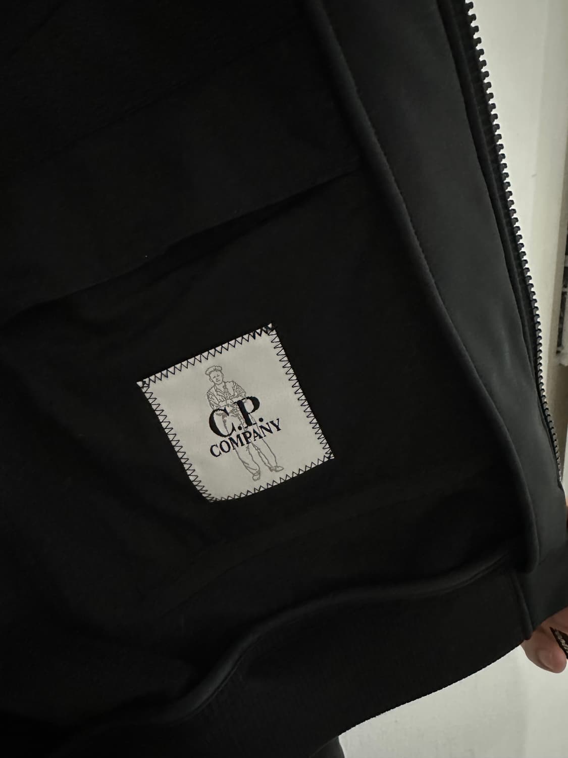 C.P. 컴퍼니 쉘-R 봄버 자켓 블랙 - 23FW 상품이미지5