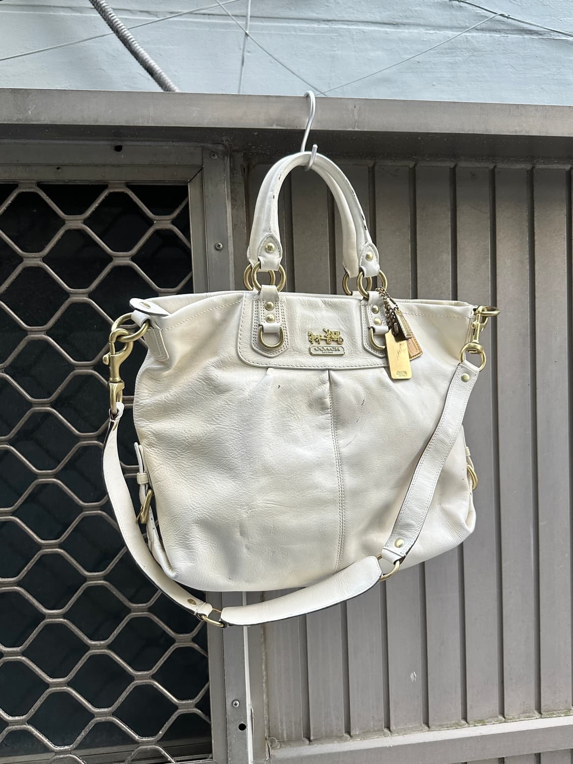 Coach stud leather shoulder bag 상품이미지1