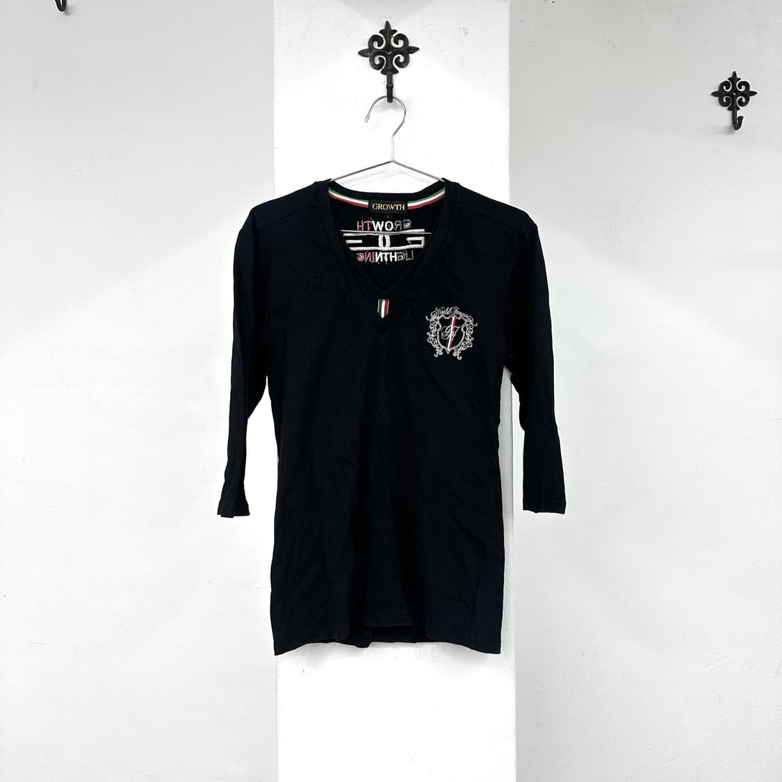 In the attic embroidery v neck short 상품이미지3