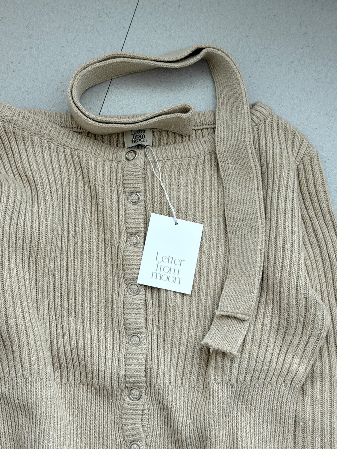 [레터프롬문] 소네트 보트넥 울 가디건 베이지 레터프롬문가디건 상품이미지7