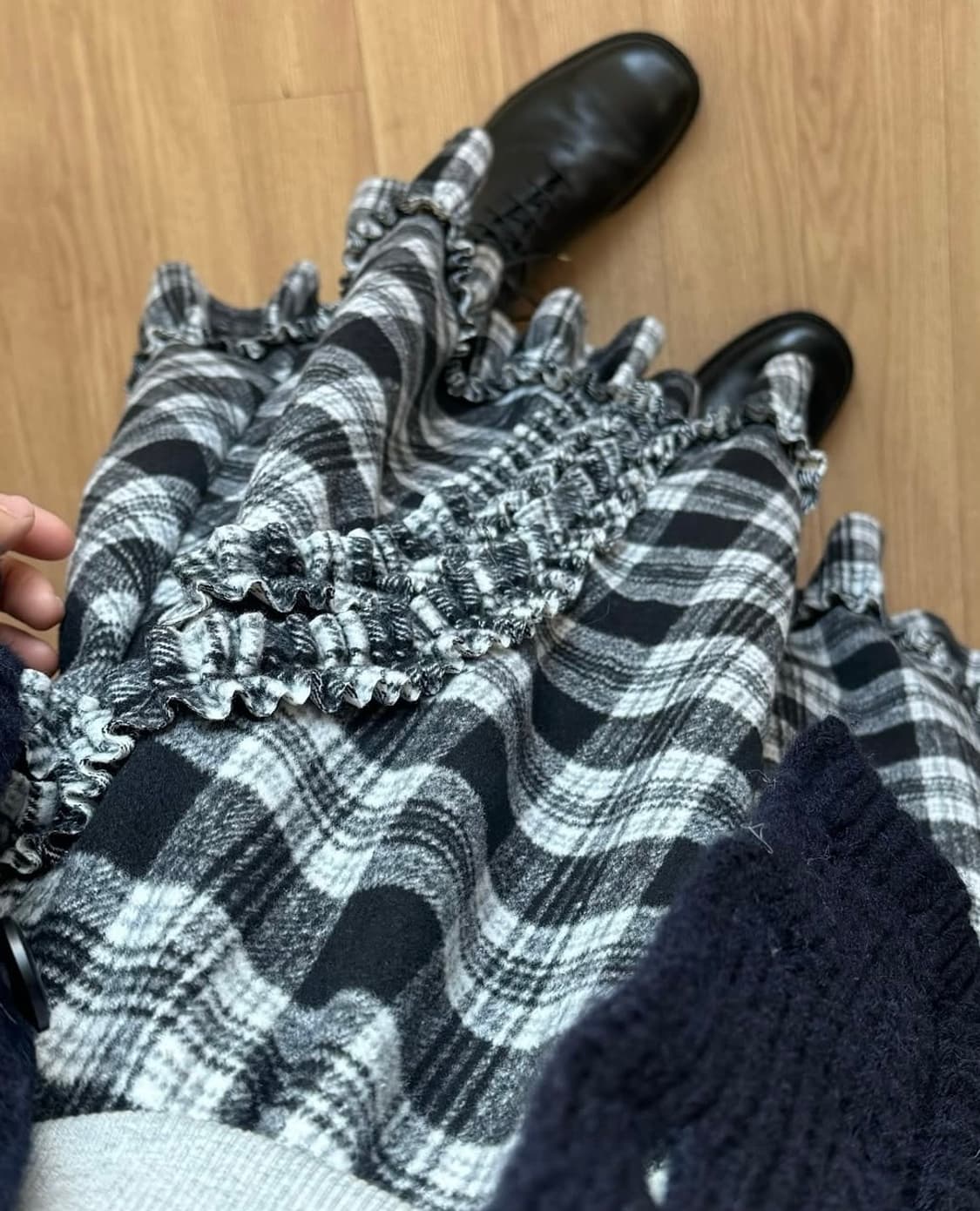RUFFLE WOOL SKIRT - BLACK CHECK 상품이미지3
