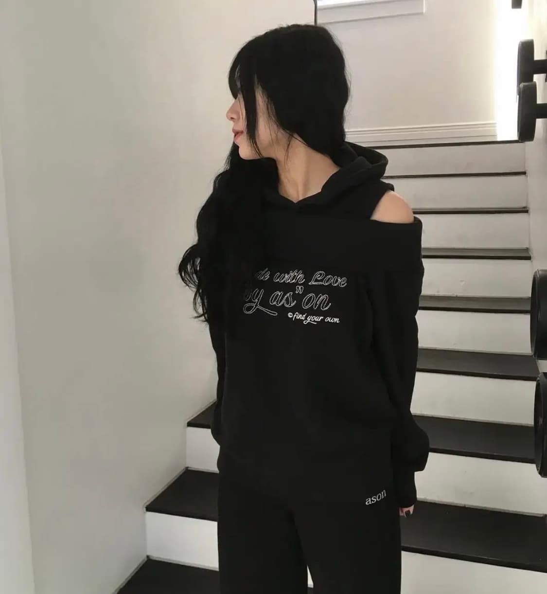 애즈온 키코 오프숄더 후드티 블랙 상품이미지5