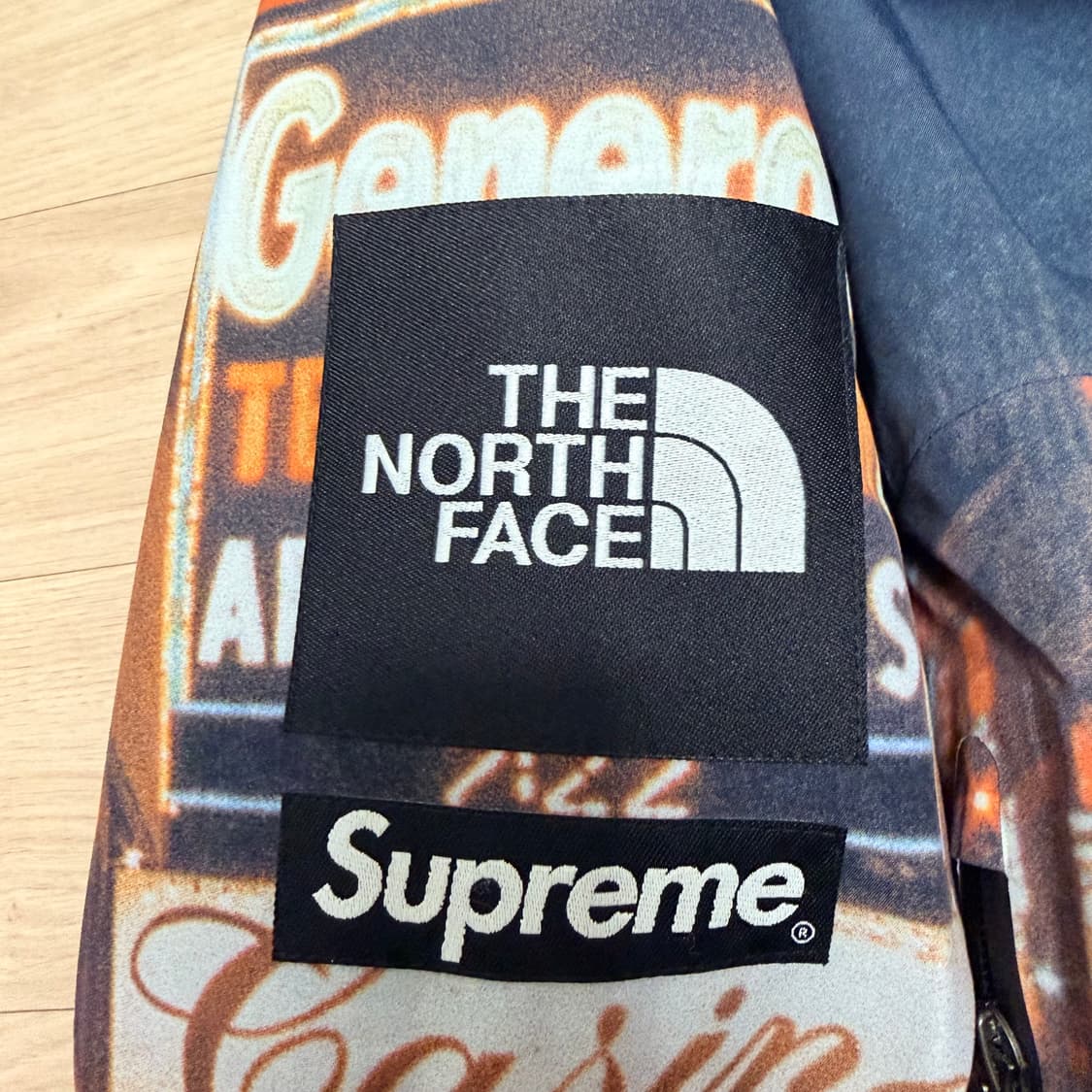 [L] 슈프림x노스페이스 타임스퀘어 테이프드 심 쉘 자켓 상품이미지3