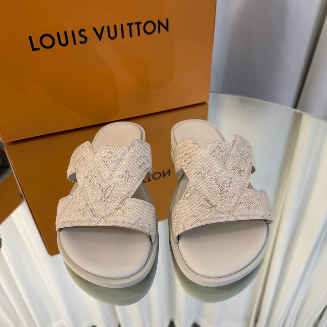 (6) 루이비통 모노그램 오프화이트 오아시스 뮬 슬리퍼  상품이미지3