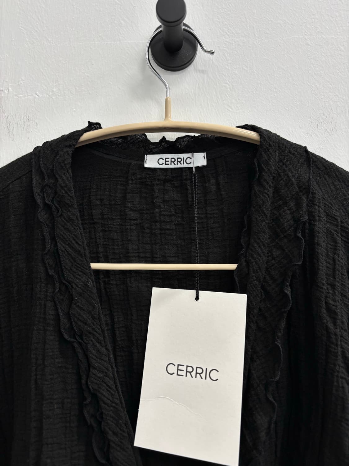 세릭(CERRIC) 프릴 타이 블랙 가디건 블라우스 상품이미지4