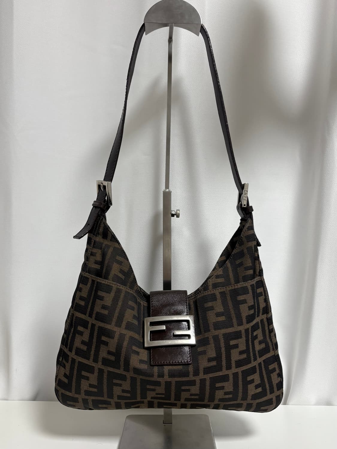 펜디 주카 반달 바게트백 상품이미지1