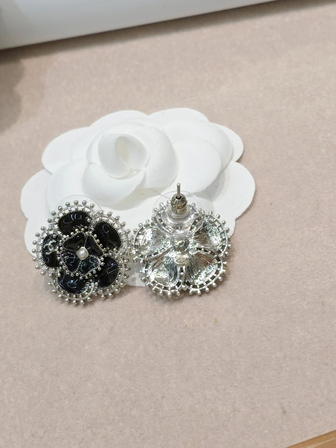 빈티지 샤넬 블랙 꽃 업사이클링 귀걸이 상품이미지3