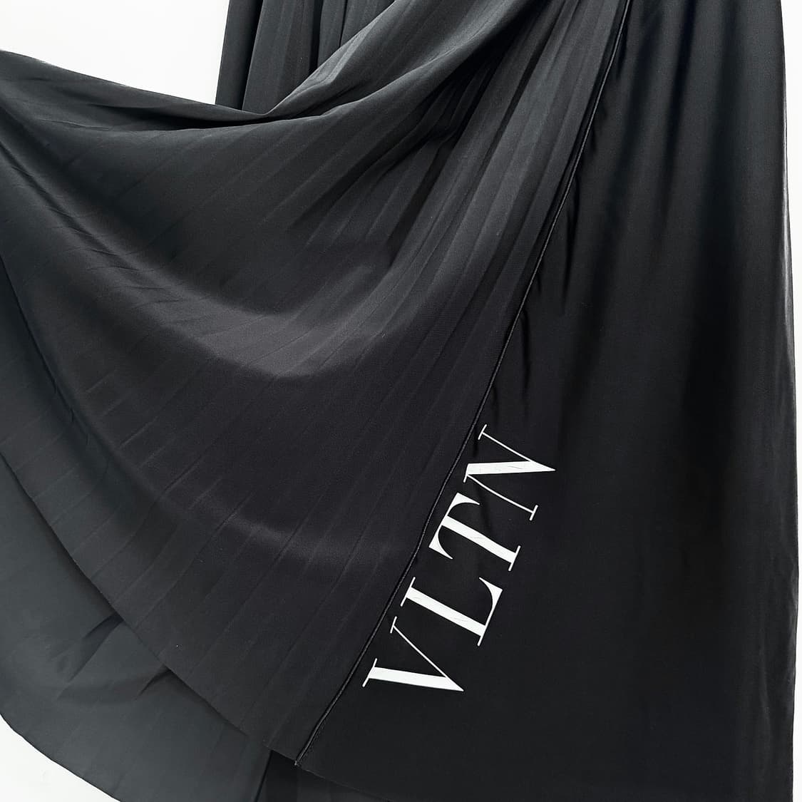 발렌티노 VLTN로고 플리츠 스커트 상품이미지5