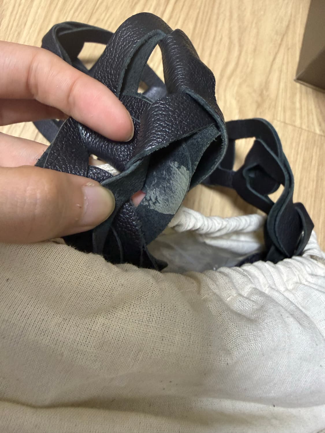 [m] sc103 x ssense 링크 레더 백 올블랙 상품이미지6