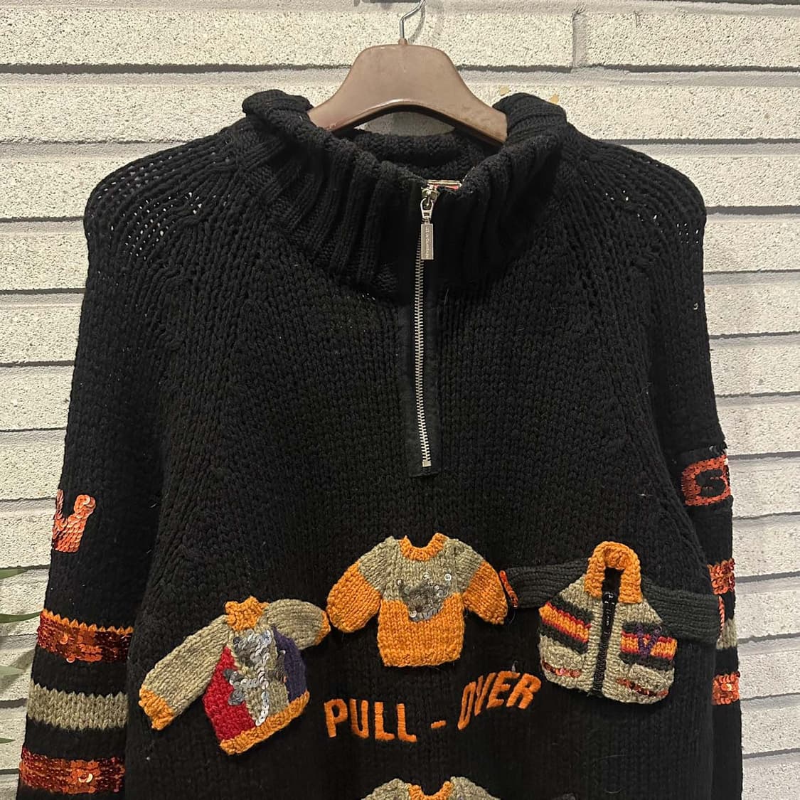 까스텔바작 하프 집업 니트 하이넥 니트 패치 스팽글 디테일 블랙 상품이미지3