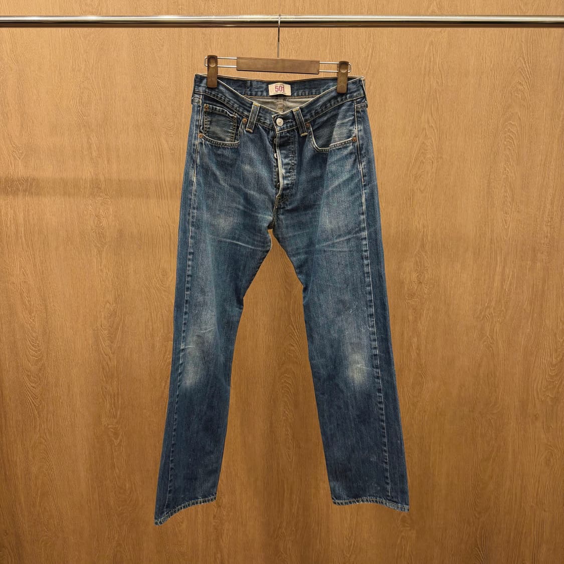 리바이스 501 워싱 데님 팬츠 레드 탭 포켓 디테일 스트레이트핏 중청 상품이미지2