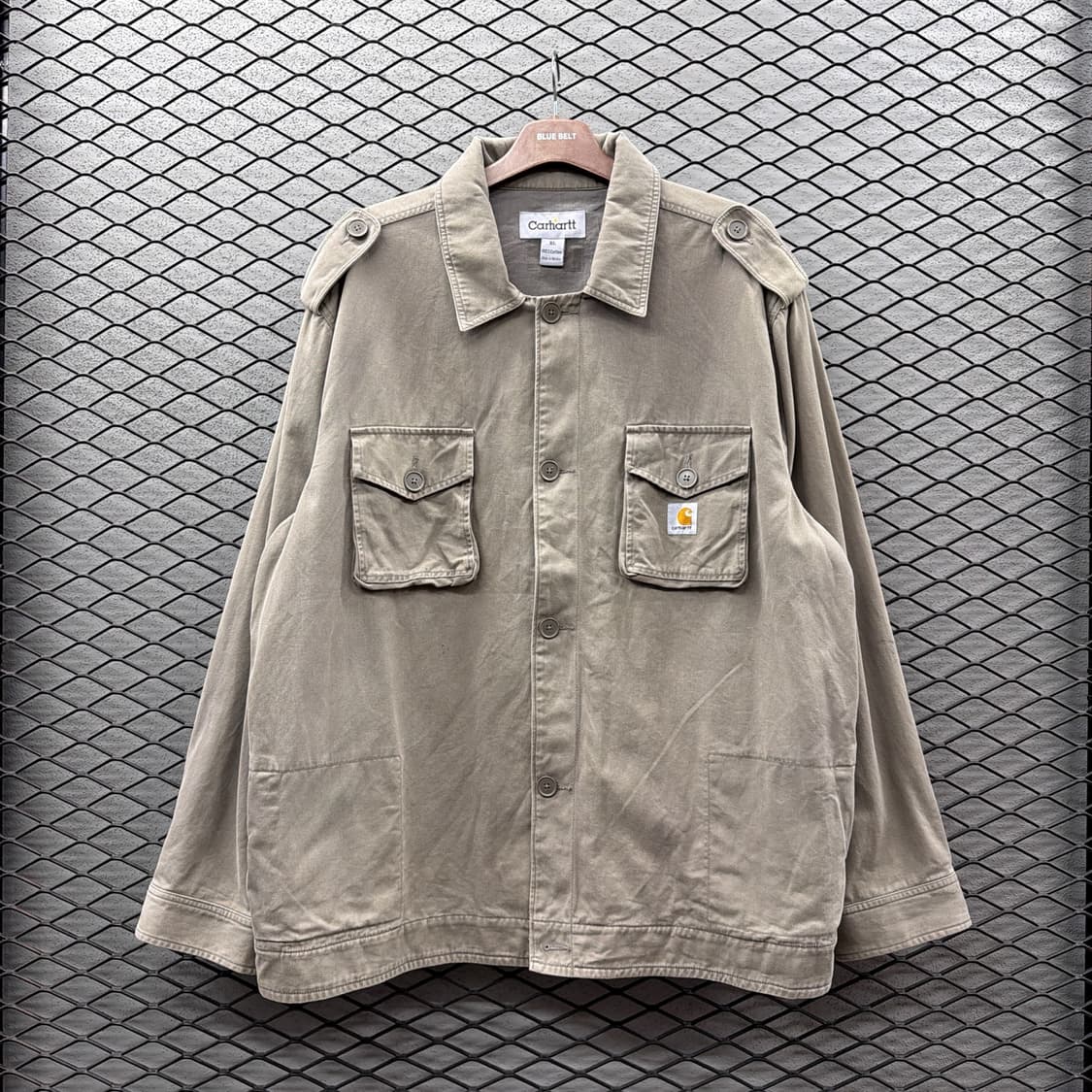 칼하트 밀리터리 라이트 워크자켓 어깨견장 플랩포켓 디테일 상품이미지2