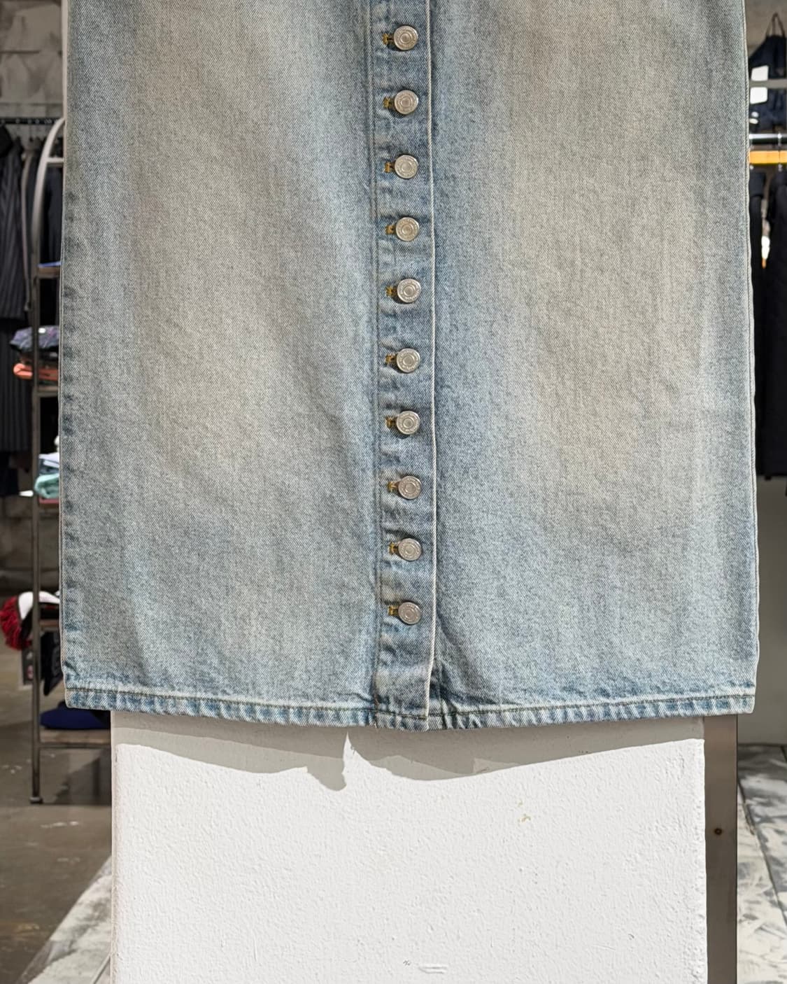 꾸레쥬 데님 워싱 버튼업 백트임 미디 스커트 상품이미지3