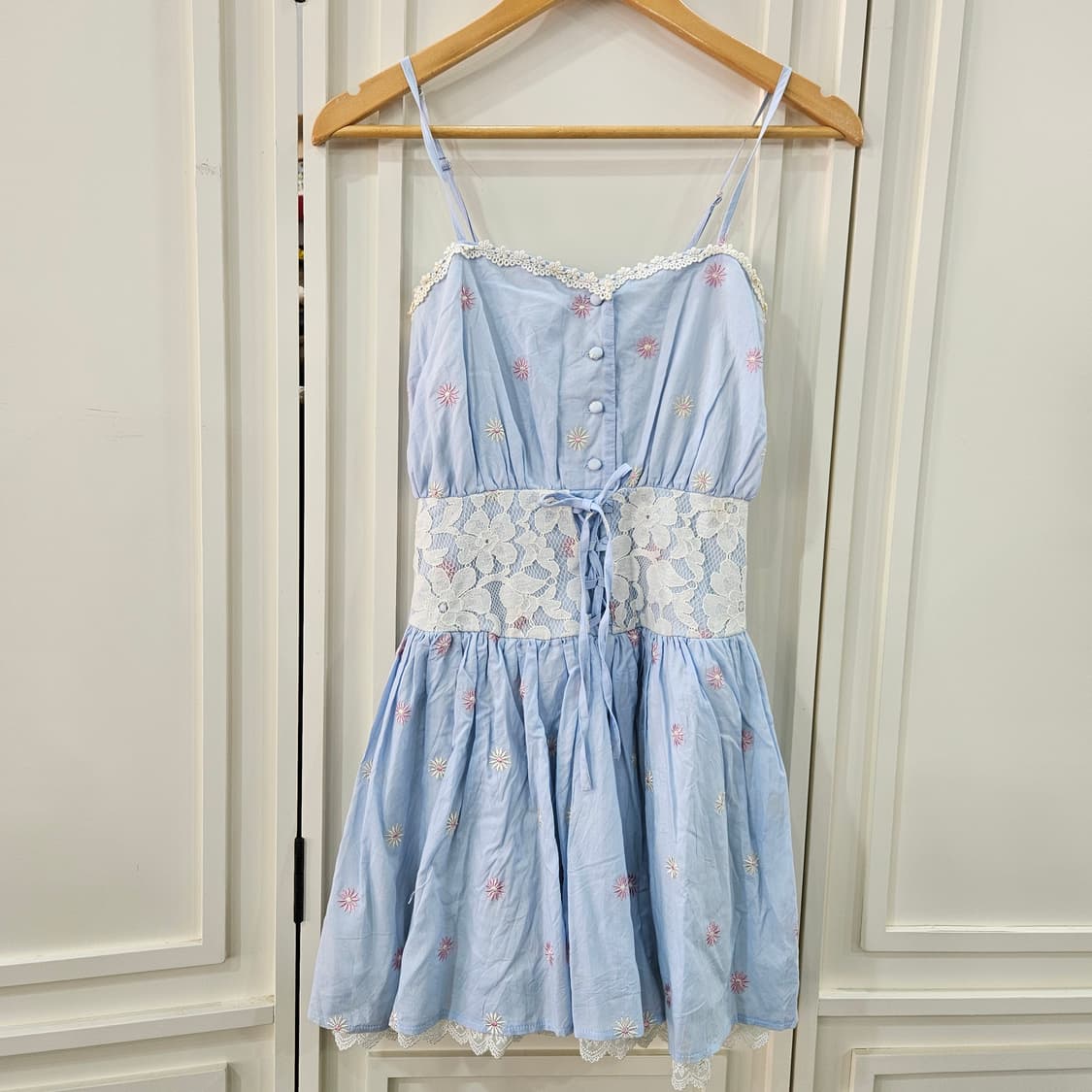 레이스 꽃무늬 하늘색 끈 원피스 상품이미지1