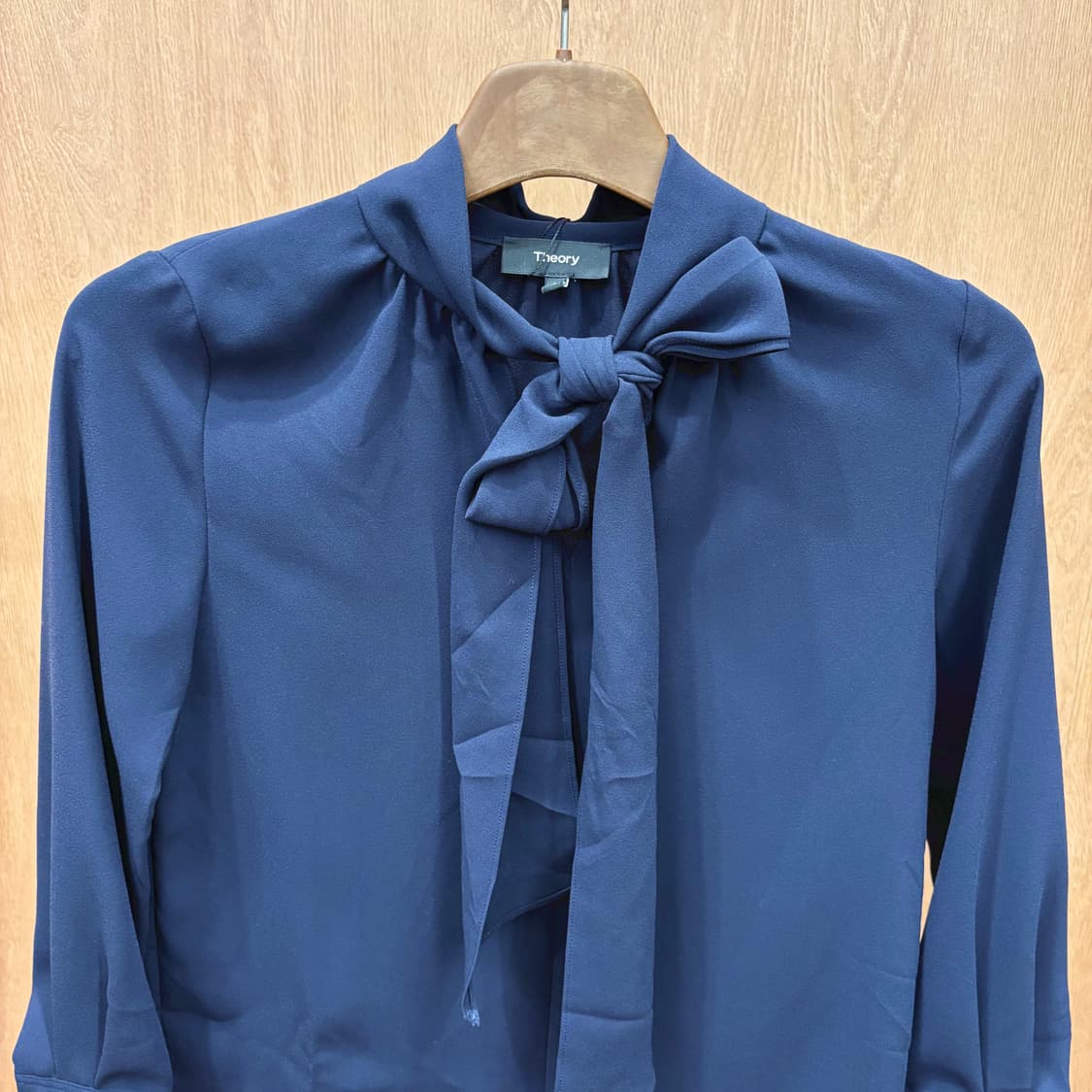 띠어리 7부 타이 스카프 블라우스 어깨 셔링 버튼 커프스 디테일 네이비 상품이미지4