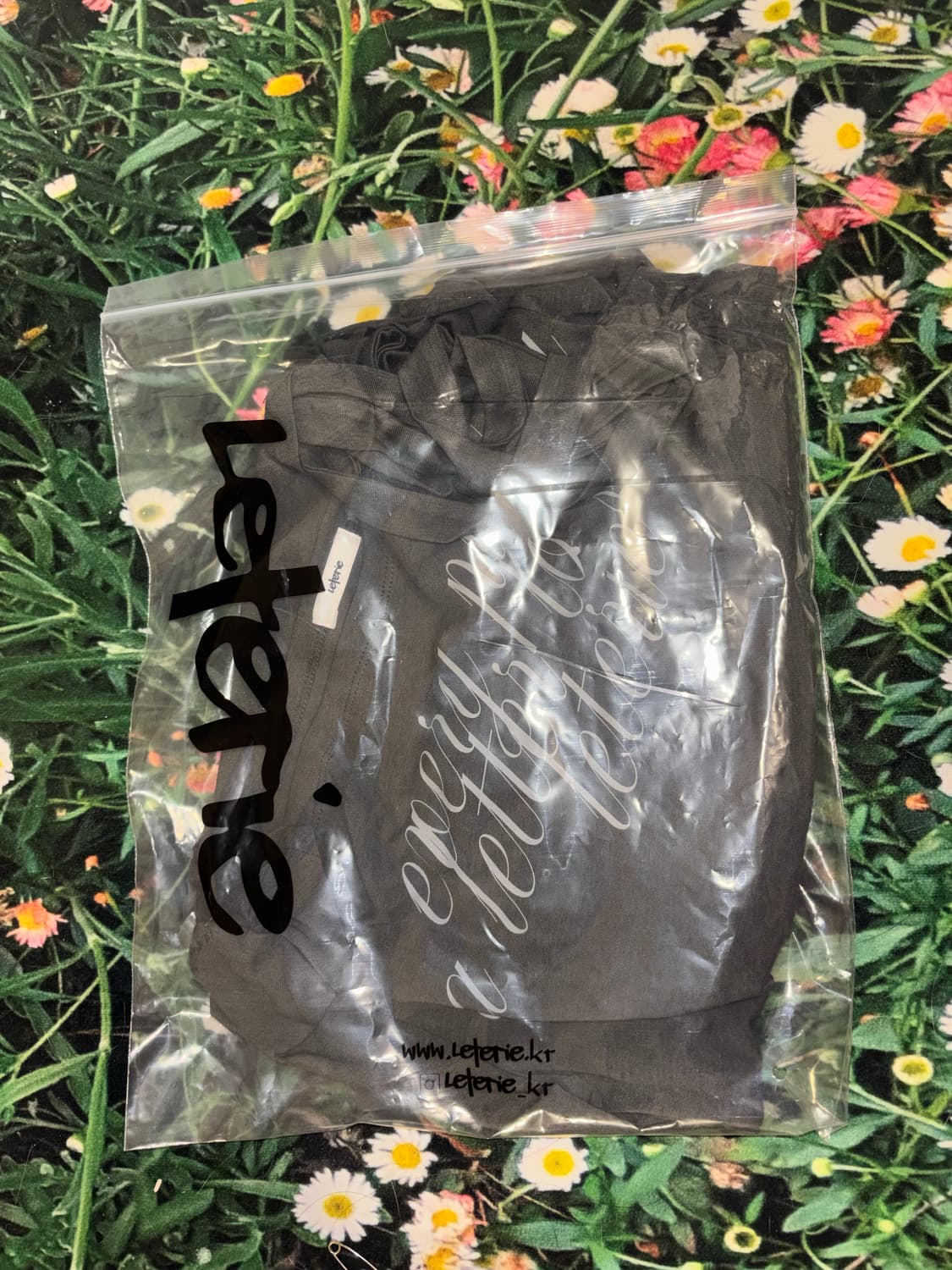 레터리 OFF-SHOULDER TIE LONG SLEEVE_CHARCOA 상품이미지3