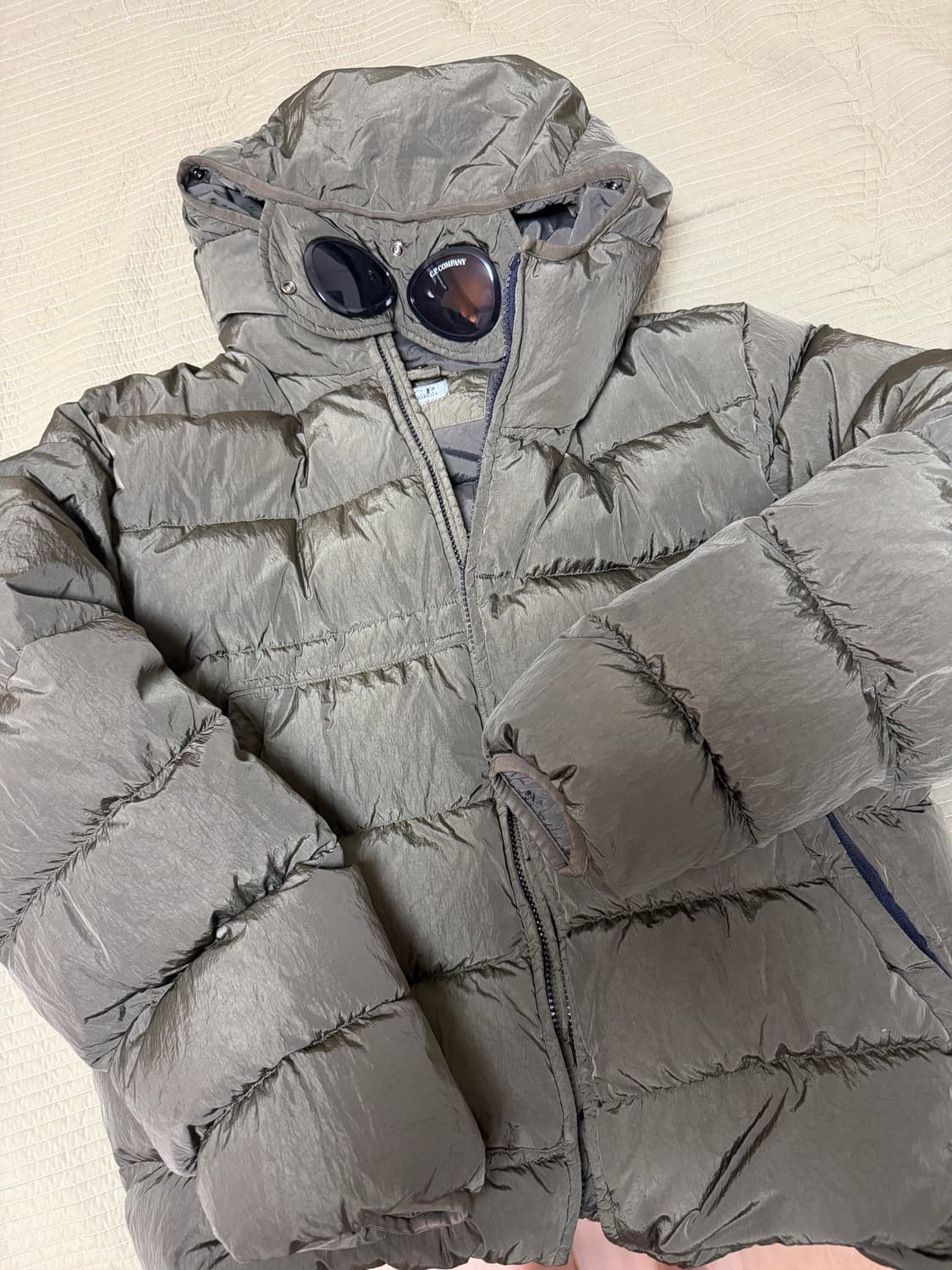 cp컴퍼니 에코 크롬-r 고글 패딩 24fw 상품이미지1