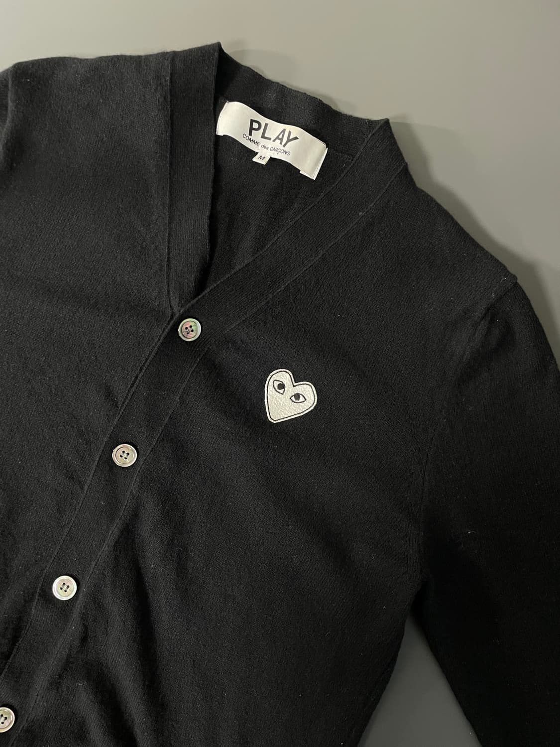 [M] 꼼데가르송 화이트 와펜 자수로고 울 가디건 상품이미지3