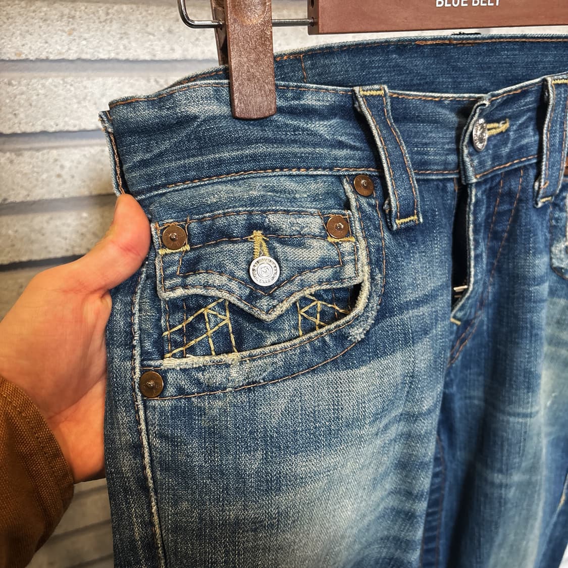 트루릴리전 Y2K 데미지 부츠컷 데님팬츠 플랩포켓 디테일 에이징인디고 상품이미지7