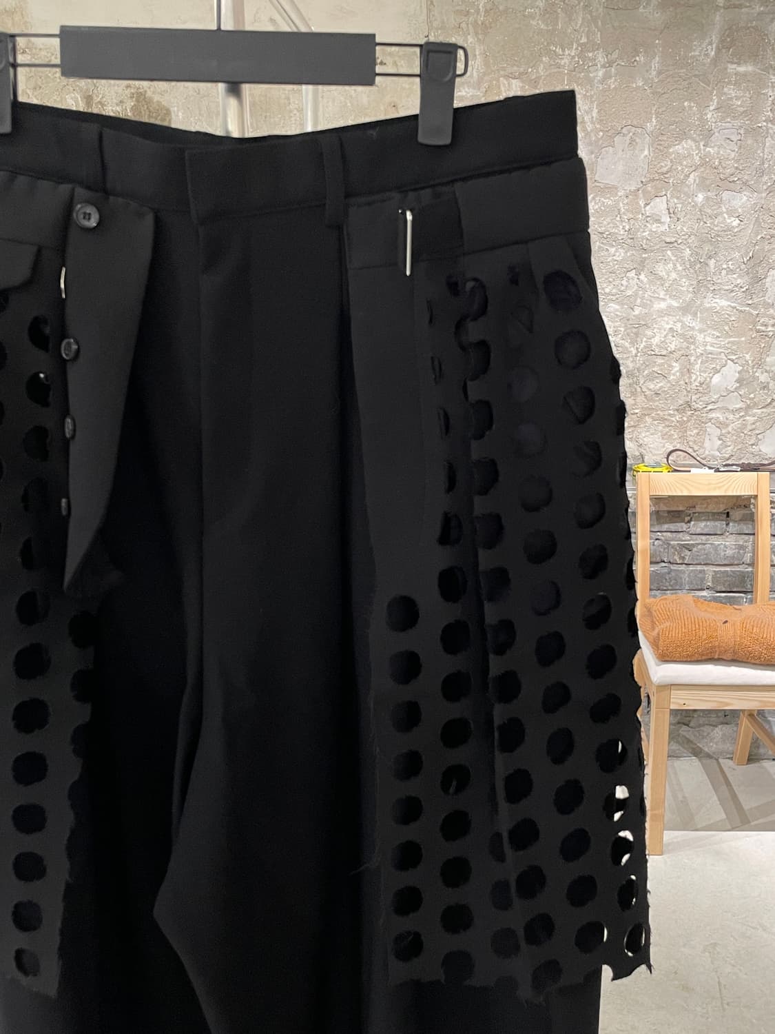 design by 영민 블랙 펀칭 컷 아웃 래핑 와이드 슬랙스 상품이미지3