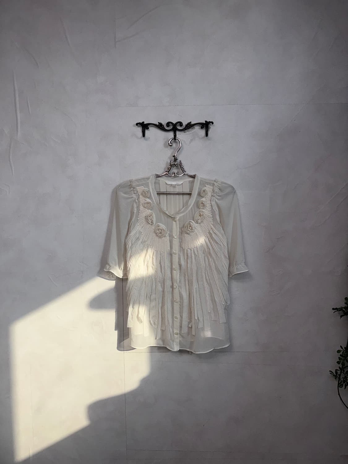 G-cut ivory draped flower silk sheer bl 상품이미지2
