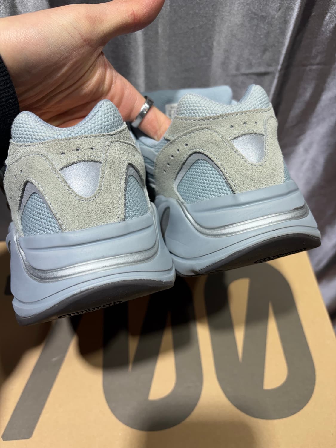 280 아디다스 이지부스트 700 V2 호스피탈 블루 상품이미지4