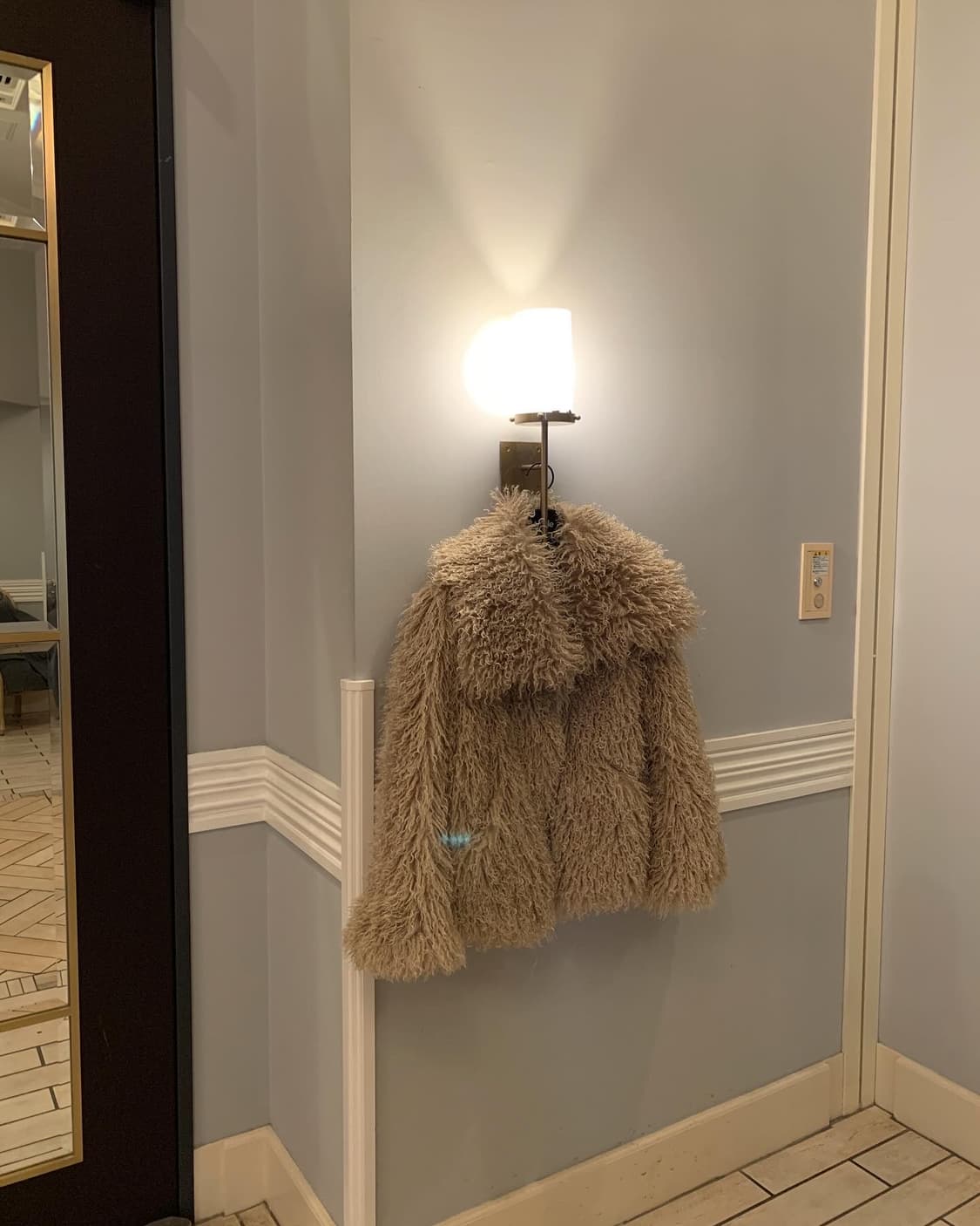 아루드 루앙 퍼자켓 베이지 아웃핏 퍼자켓 상품이미지5