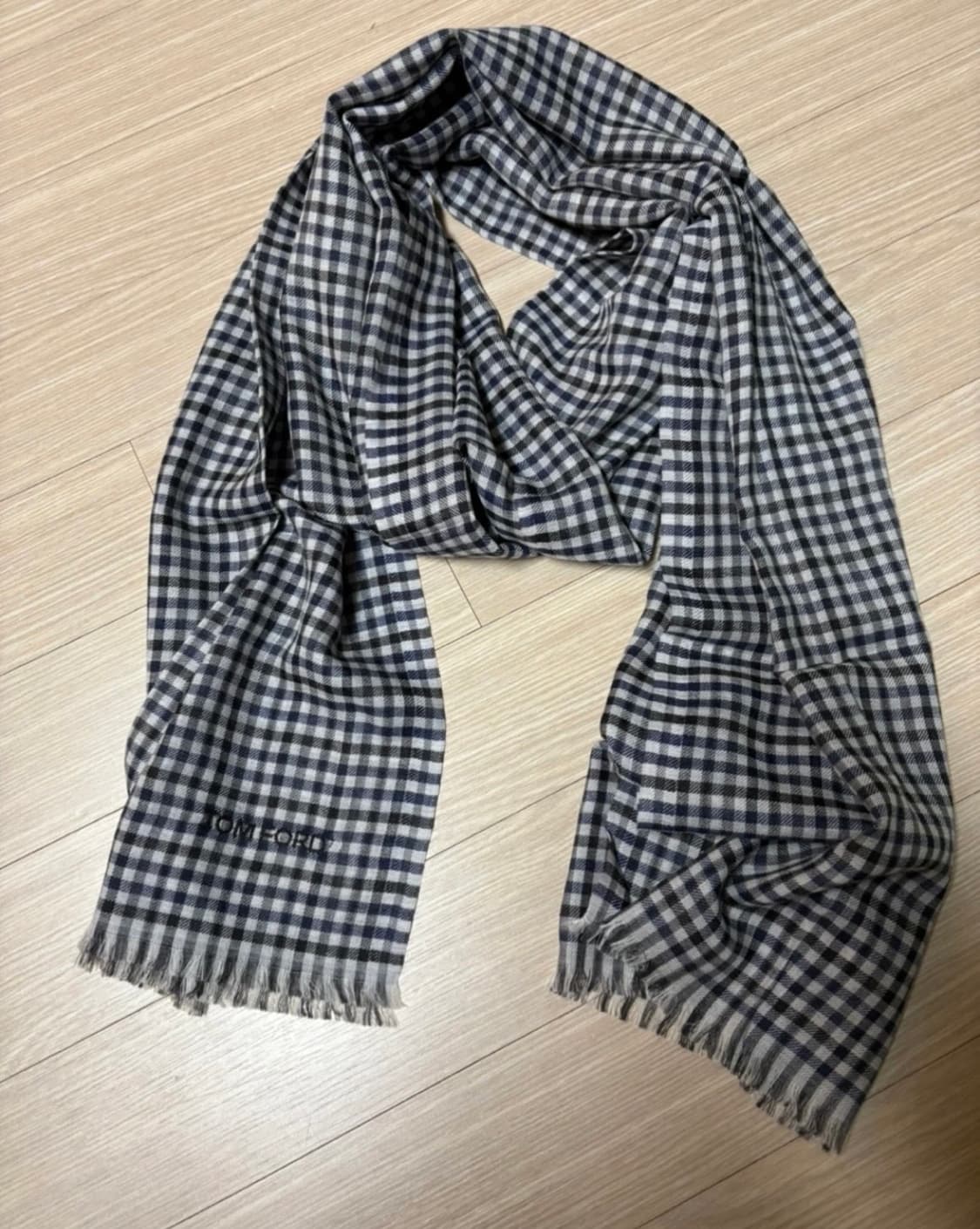 톰포드 캐시미어 체크 머플러 상품이미지1