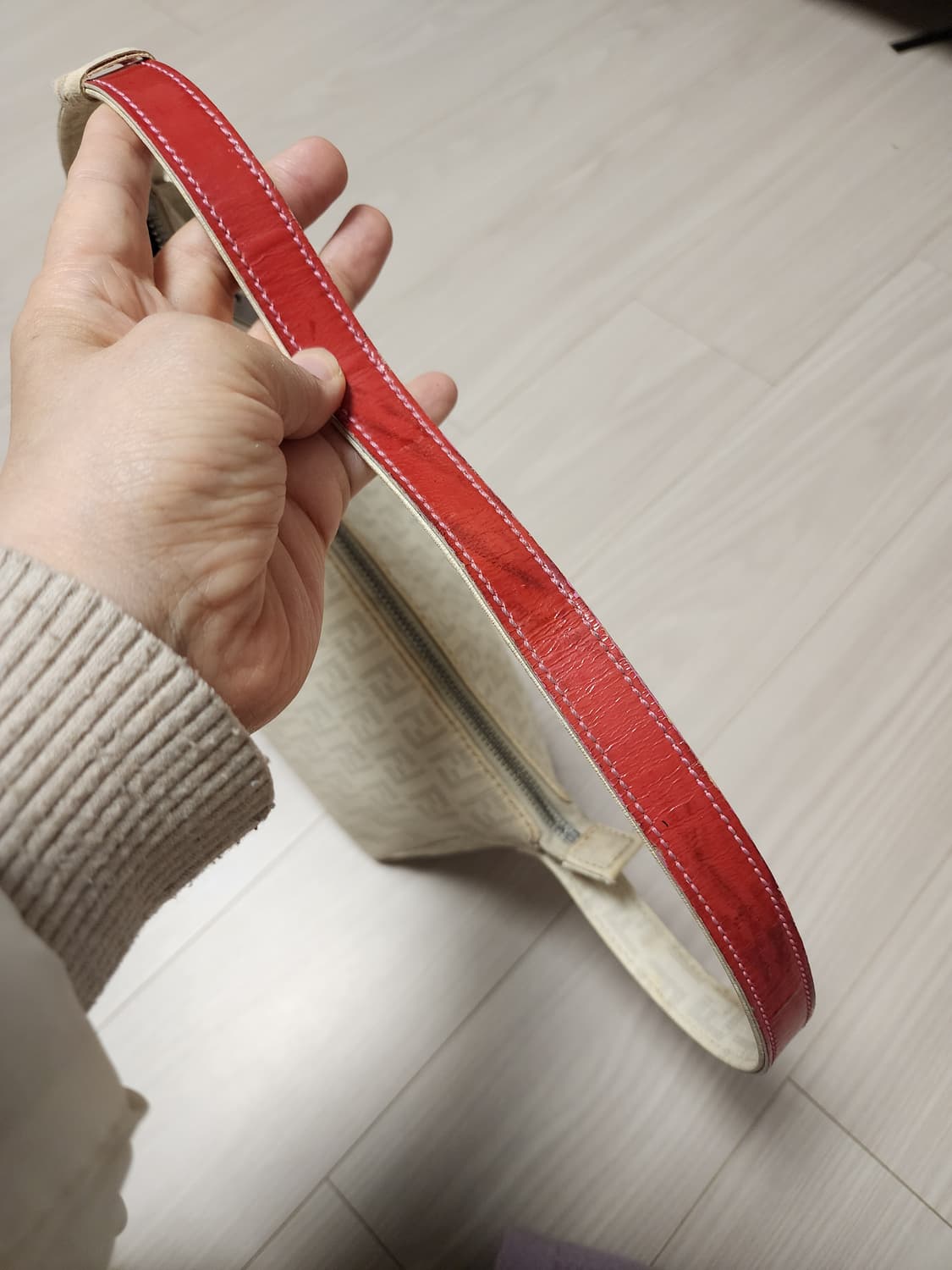 펜디 시그니처 FF로고 스몰 숄더백 상품이미지6