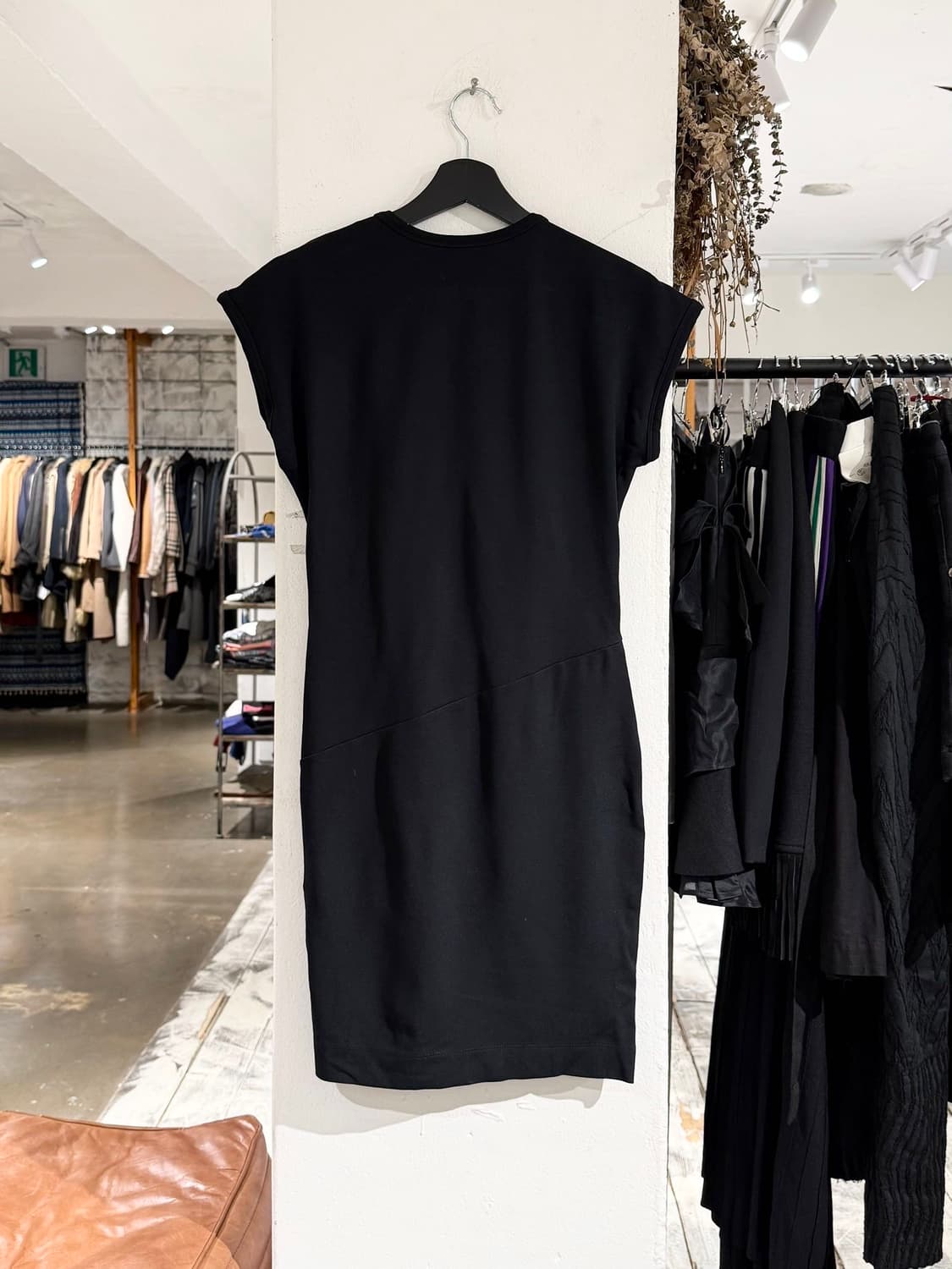 미쏘니 블랙 트위스트 드레이프 미디 원피스 상품이미지4