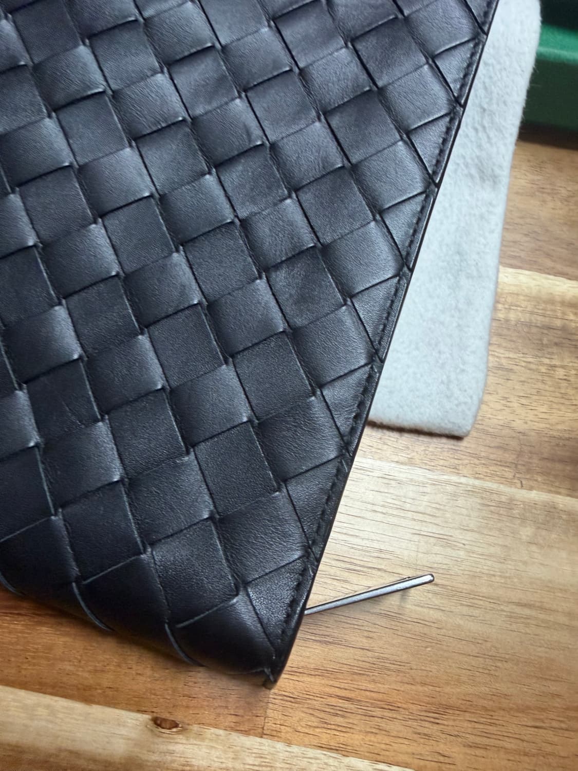 보테가베네타   하프 지퍼 파우치 클러치  상태 좋아요 상품이미지4