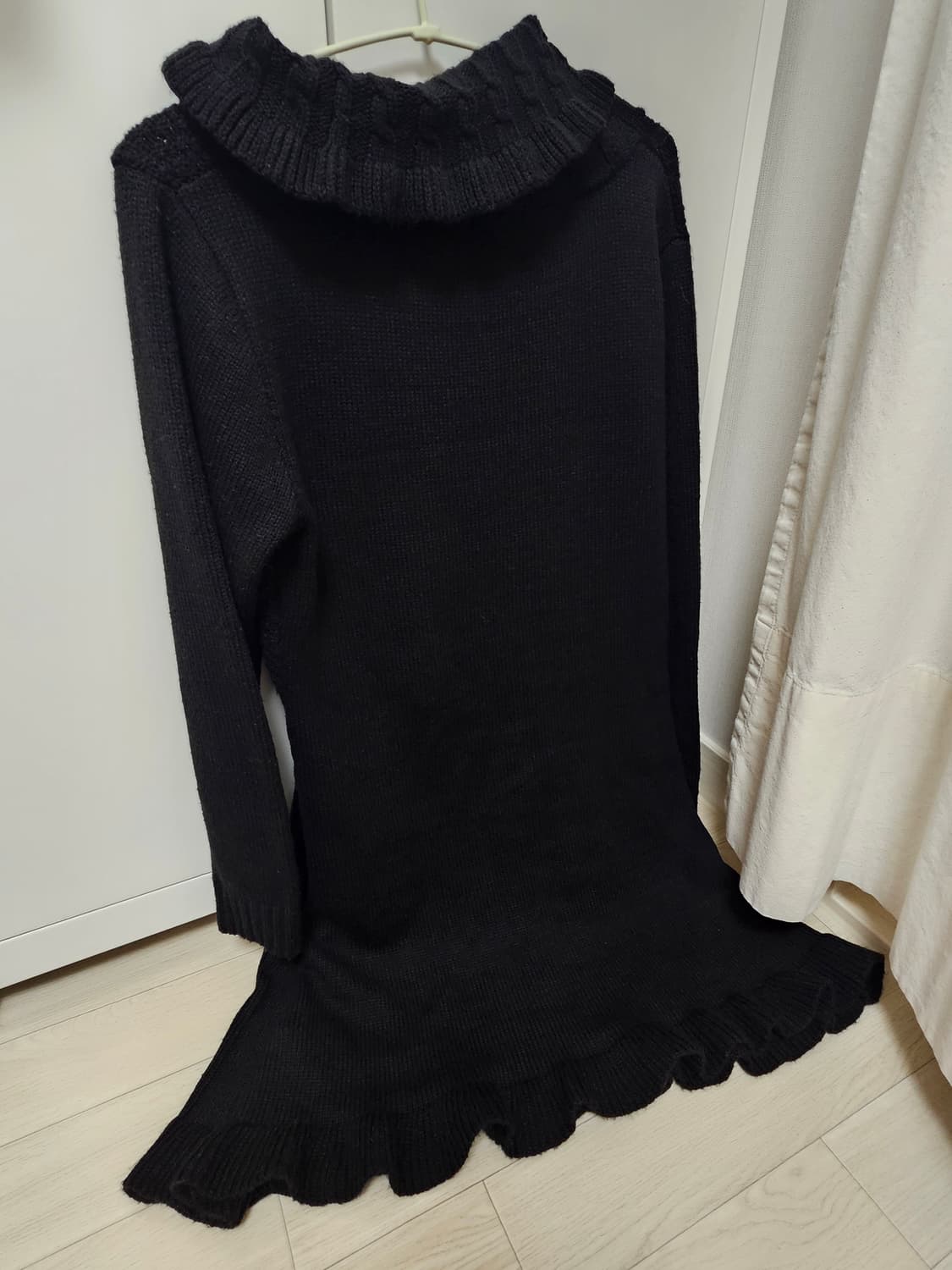 엑시즈팜 목폴라 눈꽃자수 블랙니트원피스 상품이미지2