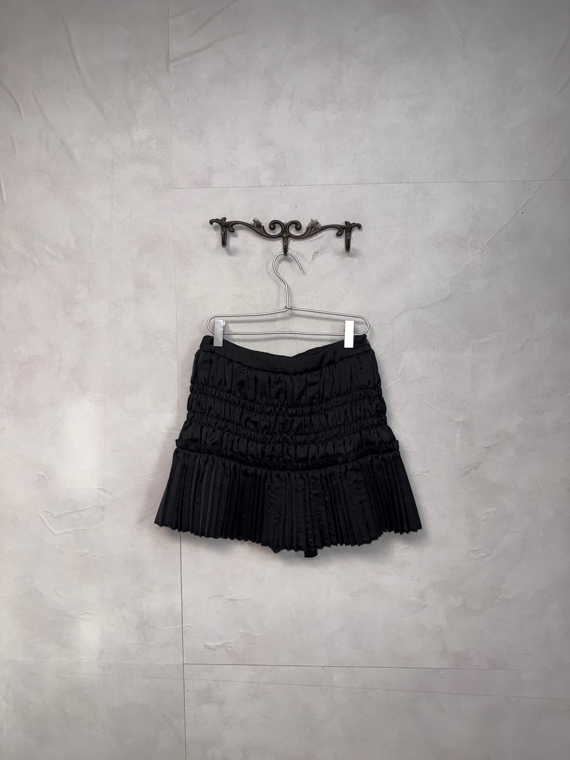 Black satin shirring pleats mini skirt 상품이미지3