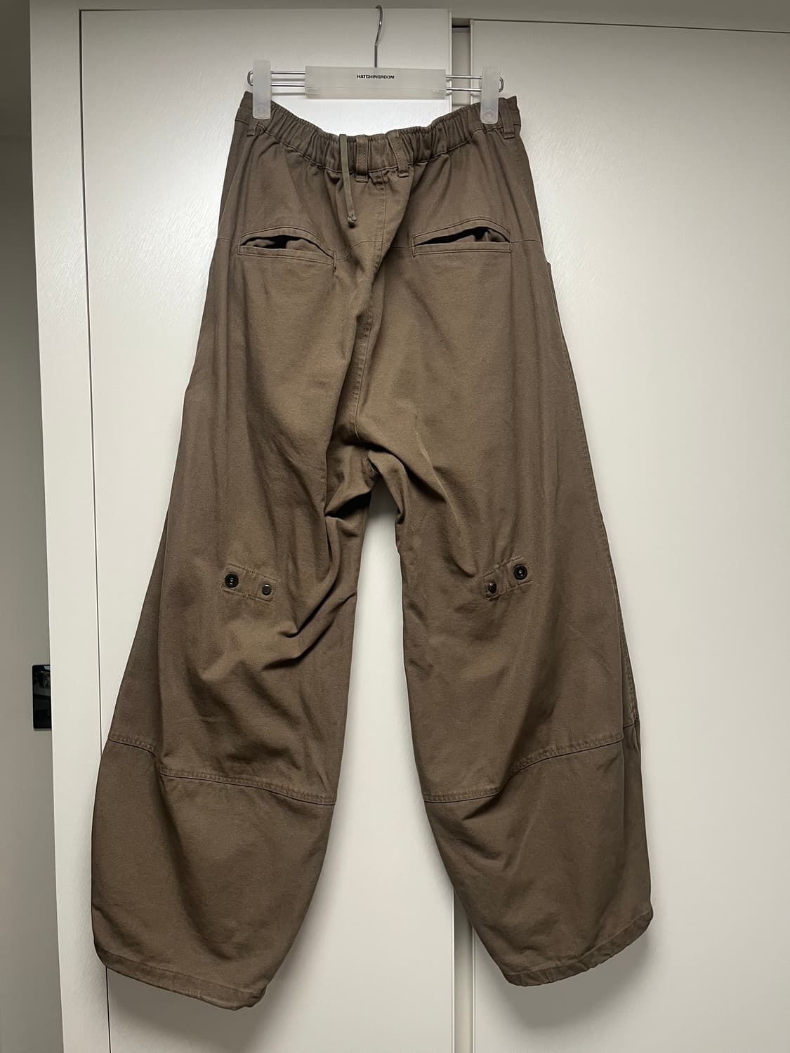 해칭룸 볼륨팬츠 다크베이지 3사이즈 판매합니다. 상품이미지4