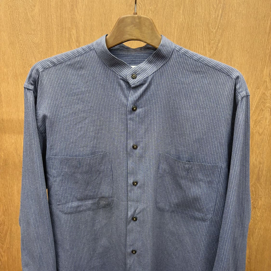 입생로랑 헨리넥 긴팔 스트라이프 셔츠 투 포켓 디테일 레귤러핏 블루 상품이미지4