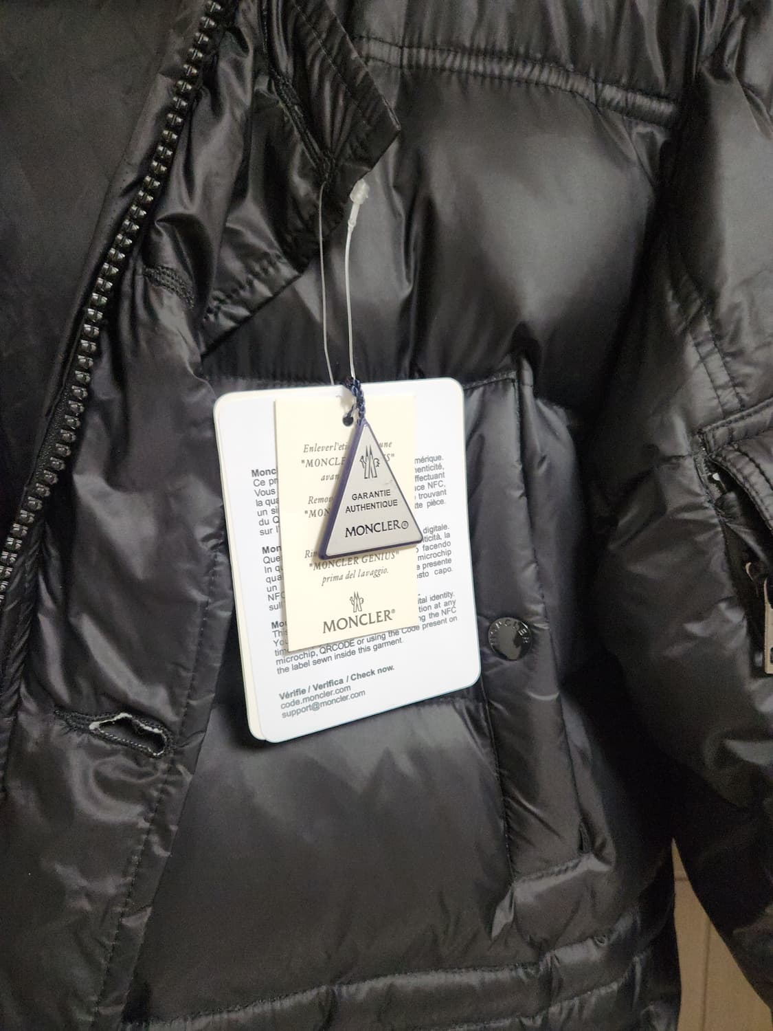 몽클레어 아프톤 블랙 패딩 상품이미지2