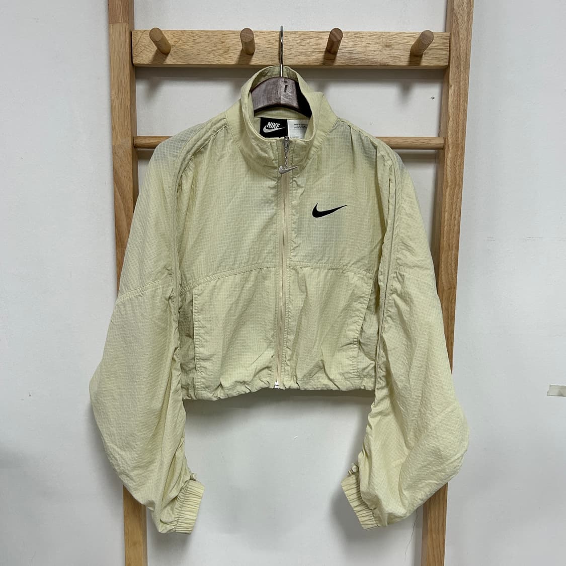 나이키 스우시 로고 우븐 크롭 자켓 크림컬러 상품이미지4