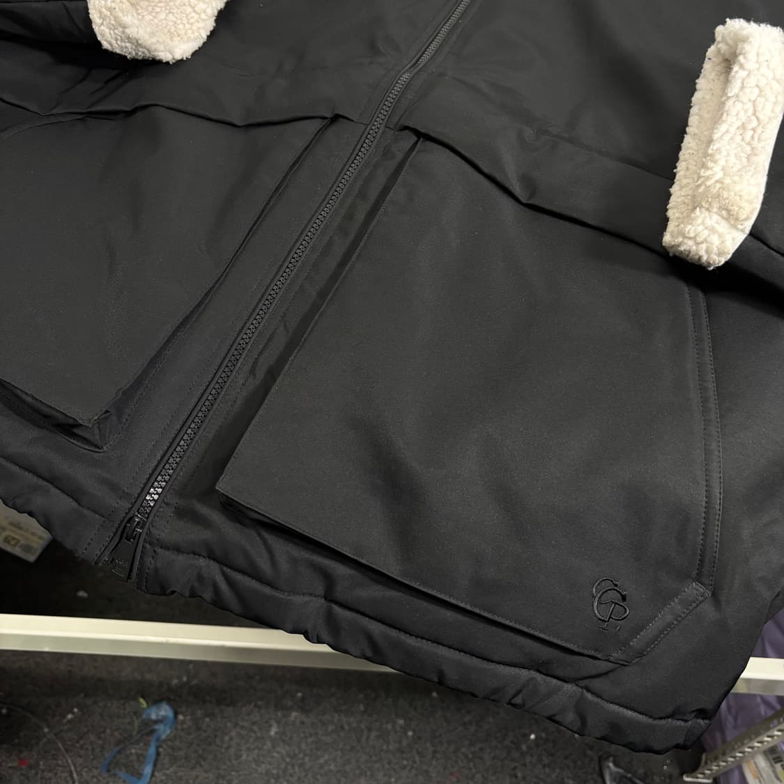 L 코드그라피 블랙 오버핏 투웨이 쉐르파 패딩 상품이미지2